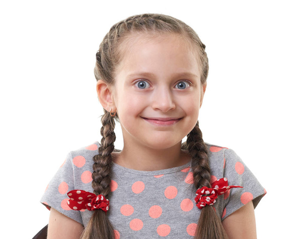 hübsches kleines Mädchen Studioporträt, weißer Hintergrund - Foto, Bild