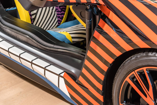 Detalhe de carro esportivo rápido colorido em uma roda e porta
 - Foto, Imagem