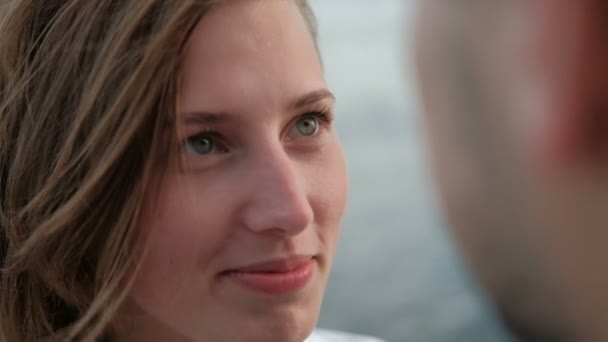 Zárja be a lövés a nő nézett ember arca pihen a friss levegő a nyaralás - Felvétel, videó