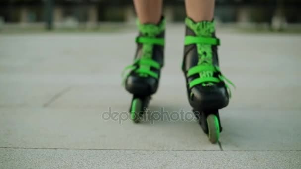 ローラー スケートのクローズ アップ。市内の屋外活動のコンセプト. - 映像、動画