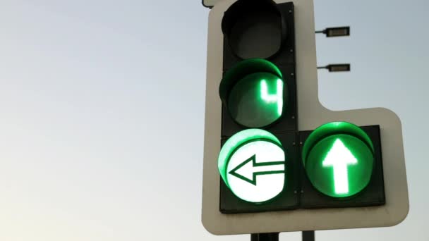 Φανάρι δείχνει το πράσινο φως πρώτα, στη συνέχεια, το κόκκινο σήμα. - Πλάνα, βίντεο