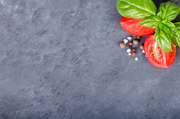 Tomato and basil with condiment - 写真・画像