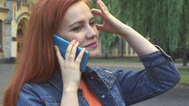 Girl talking on phone smiling and laughing close up - Materiał filmowy, wideo