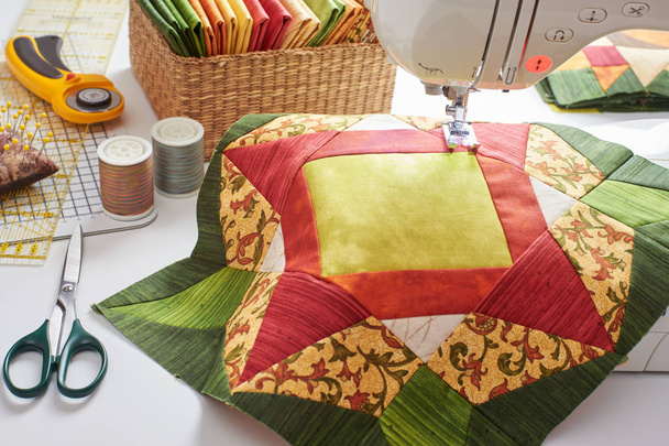 Patchwork orange-green block, quilting fabrics, sewing accessories - Foto, afbeelding