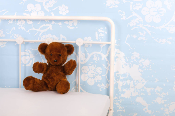 Child bedroom with stuffed bear - Foto, afbeelding