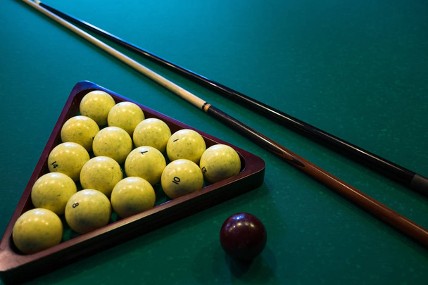 Billard russe boules blanches, boule blanche, queue de bois sur une grande table avec tissu vert
 - Photo, image