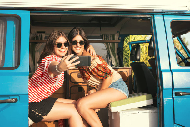 Jovens mulheres viajando de minivan
 - Foto, Imagem