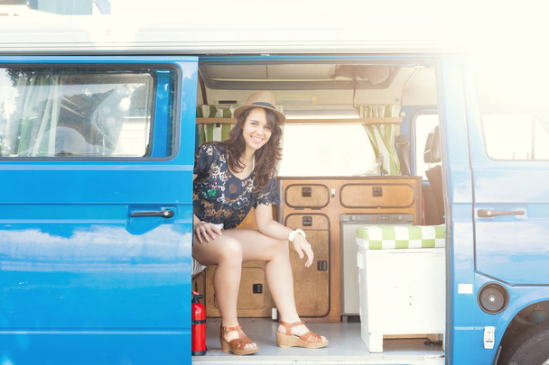 hübsche Frau genießt eine Fahrt mit dem Minivan - Foto, Bild