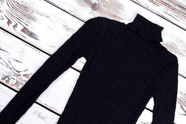 Полосатый свитер с водолазкой
. - Фото, изображение