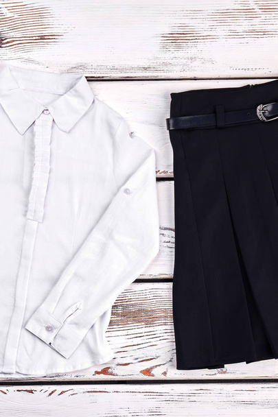 Κλασικό άσπρο πουκάμισο και μαύρη φούστα. - Φωτογραφία, εικόνα