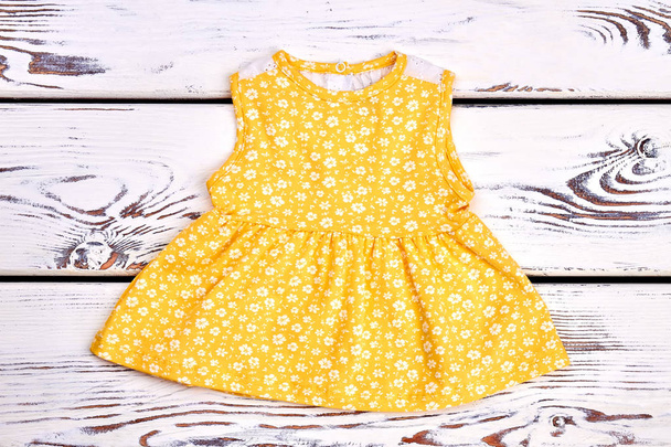 Kız bebek şirin sarı pamuklu elbise. - Fotoğraf, Görsel