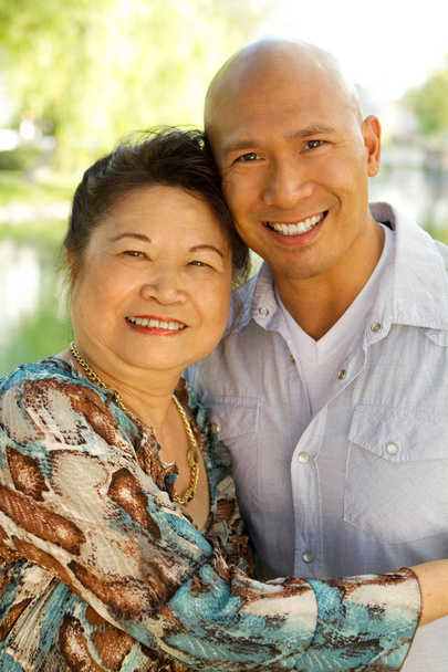 Азиатская мать и ее взрослый сын
. - Фото, изображение