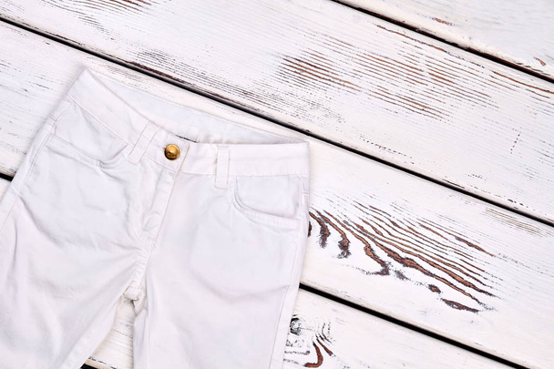 Dětské bílé Džínové kalhoty, samostatný. - Fotografie, Obrázek