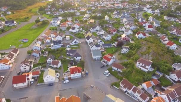 Panoramablick von oben auf eine herrliche europäische Stadt an einem warmen Sommertag, Luftaufnahme, Draufsicht - Filmmaterial, Video