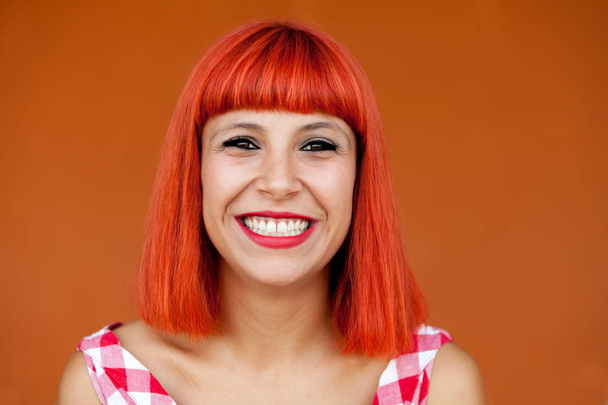 червоне волосся молода жінка
 - Фото, зображення