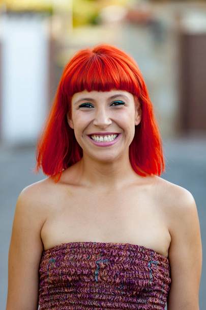 赤い髪の若い女性 - 写真・画像