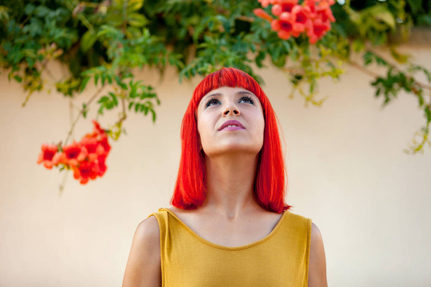 Jeune femme aux cheveux roux
 - Photo, image