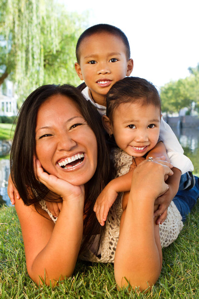 Aziatische moeder en haar childern. - Foto, afbeelding