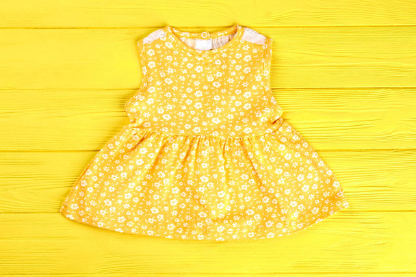 Bebé-niña lindo vestido amarillo
. - Foto, Imagen