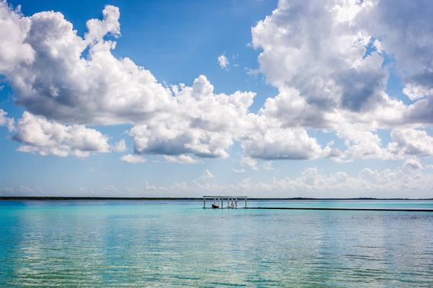Molo z białe chmury i woda Błękitna Laguna Laguna Bacalar, Chetumal, Quintana Roo, Meksyk. - Zdjęcie, obraz
