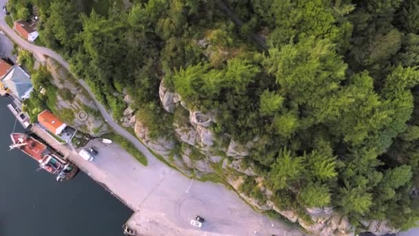 Helikopter uçuş gür ormanları ile muhteşem dağlık arazi, deniz liman deniz araçları ile - Video, Çekim
