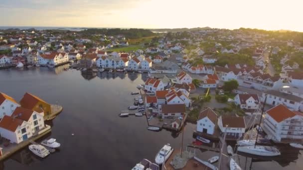 Πτήση πάνω από την μαγευτική ευρωπαϊκή πόλη της Νορβηγίας, με μια όμορφη υποδομή του λιμανιού και της πόλης - Πλάνα, βίντεο