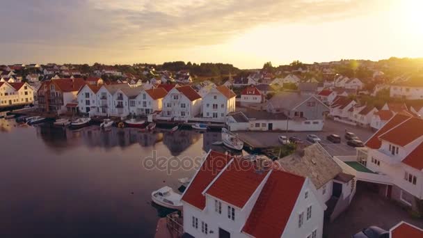Aerial strzał piękne Europejskie miasta, w pobliżu portu morskiego. Wspaniałe białe jachty i łodzie na zachód słońca - Materiał filmowy, wideo
