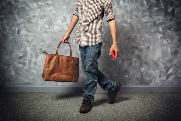 Reisender junger Mann asiatischer Nationalität mit Hipster-Kleidung Stil in Vintage-Zimmer Loft Betonfarbe Wandhintergrund. - Foto, Bild