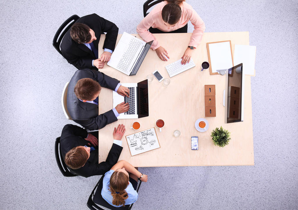 Geschäftsleute sitzen und diskutieren bei Geschäftstreffen, im Büro - Foto, Bild
