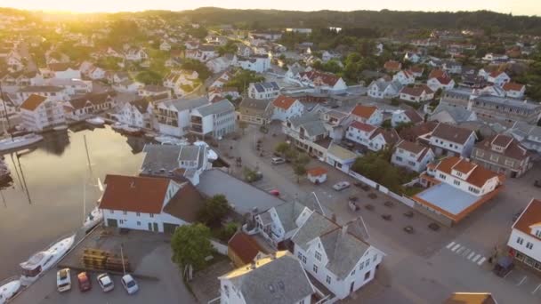Εναέρια πανοραμική θέα από ψηλά σε μια μικρή ευρωπαϊκή πόλη Skudeneshavn, Νορβηγία πυροβόλησε στο ηλιοβασίλεμα - Πλάνα, βίντεο