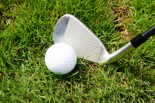 Golfový míček a golfové železa na zelené trávě - Fotografie, Obrázek