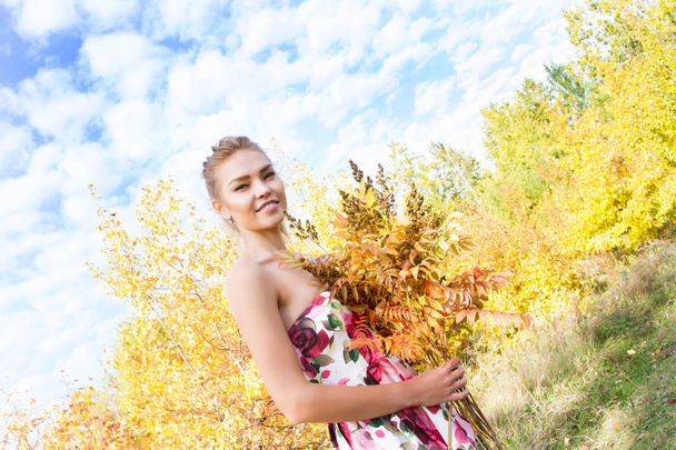 menina em um vestido brilhante em uma floresta de outono
 - Foto, Imagem
