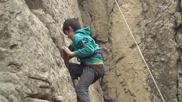 Nuori mies kalliokiipeilyä
 - Materiaali, video