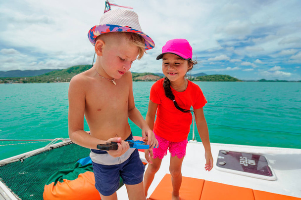 Τα παιδιά σε μια βάρκα - Φωτογραφία, εικόνα