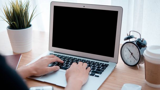 Женщина рука с помощью смартфона и ноутбука фон рабочего стола
 - Фото, изображение