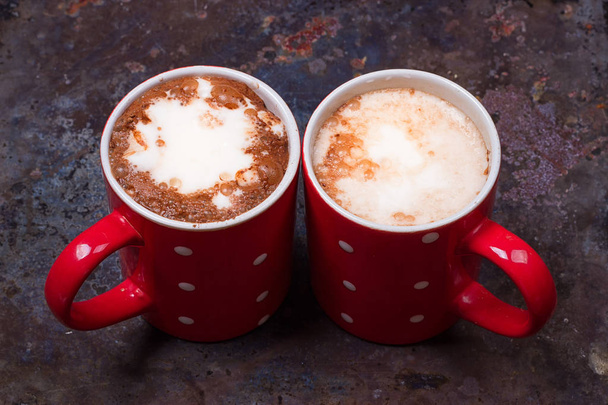 Δύο φλιτζάνια καφέ για τους λάτρεις της προετοιμασίας για τον πρωινό καφέ με κενό διάστημα αντίγραφο - Φωτογραφία, εικόνα