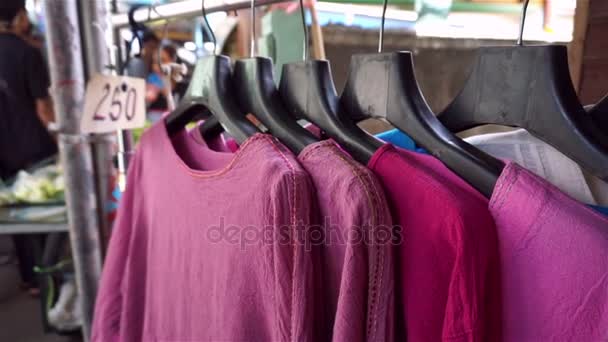 Obchod oblečení na trhu v Thajsku - Záběry, video