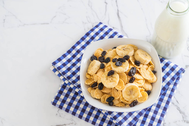 cereal with banana, raisin and milk  - Valokuva, kuva