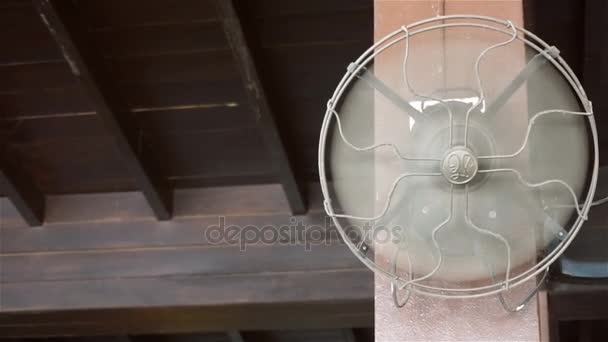 Antik fali ventilátor a szobában - Felvétel, videó