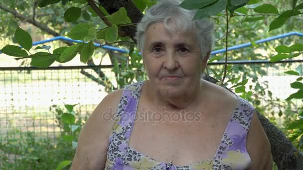 portret van een oudere vrouw - Video