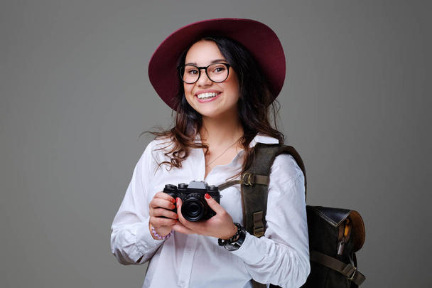Positieve vrouwelijke toerist met camera  - Foto, afbeelding