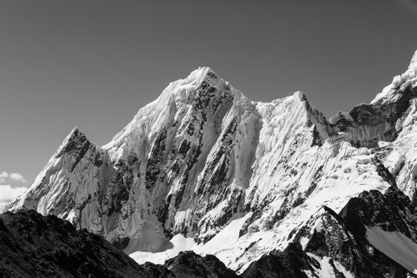 Bela paisagem montanhosa em Cordillera Huayhuash
 - Foto, Imagem