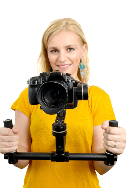 жінка-відеооператор використовує стійку камеру, на білому
 - Фото, зображення