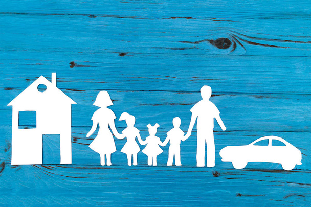 Primo piano della famiglia felice carta su sfondo blu
 - Foto, immagini