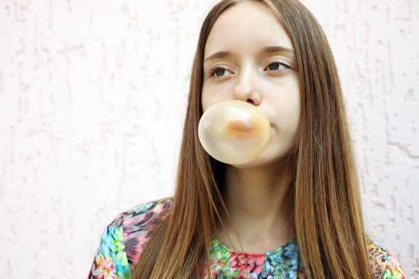 dívka žvýkací guma - Fotografie, Obrázek