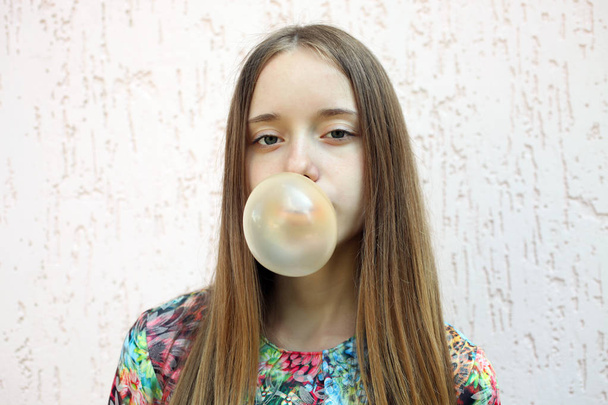 dívka žvýkací guma - Fotografie, Obrázek