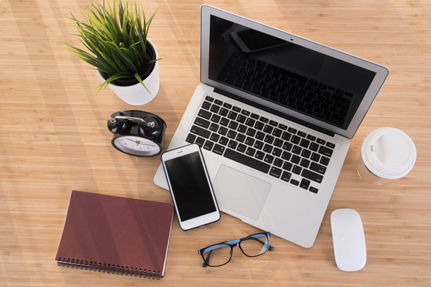 Laptop met slimme telefoon notebook en koffie kopje  - Foto, afbeelding