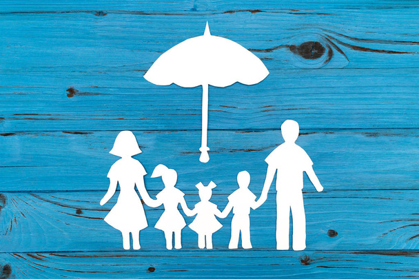 Gros plan de la famille du papier heureux sur fond bleu
 - Photo, image