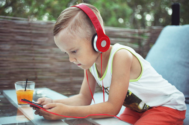το παιδί ακούει μουσική - Φωτογραφία, εικόνα