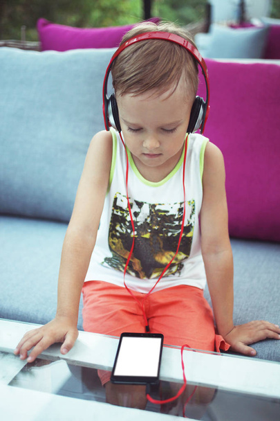 El chico escucha música
 - Foto, Imagen